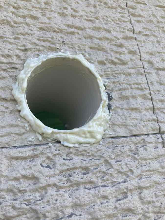 外壁の配管穴を発泡ウレタンで処理した施工写真